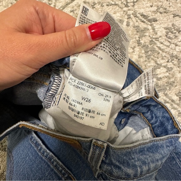 Levi's Wedgie Jeans Blue Wash Distressed Ankle Fit Size 26 Women’s - Picture 9 of 9